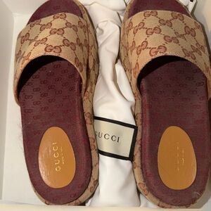 Gucci Women's Tan and Burgundy Slide Sandals